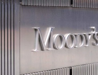 Moody's: Οι 2 κίνδυνοι που μπορεί να «τινάξουν στον αέρα» την ελληνική οικονομία